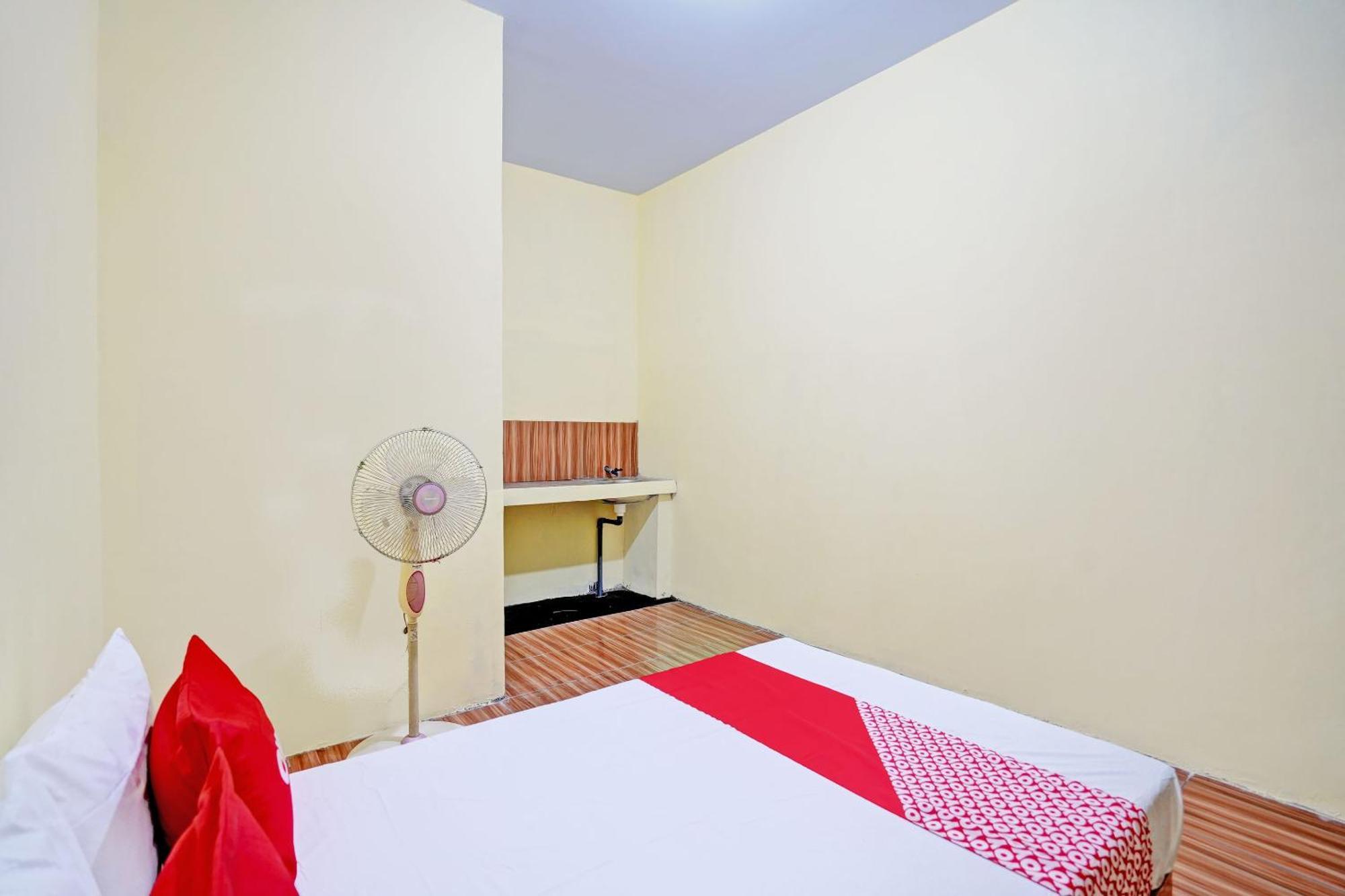 Oyo Life 92920 Rumah Kost Azca 2*