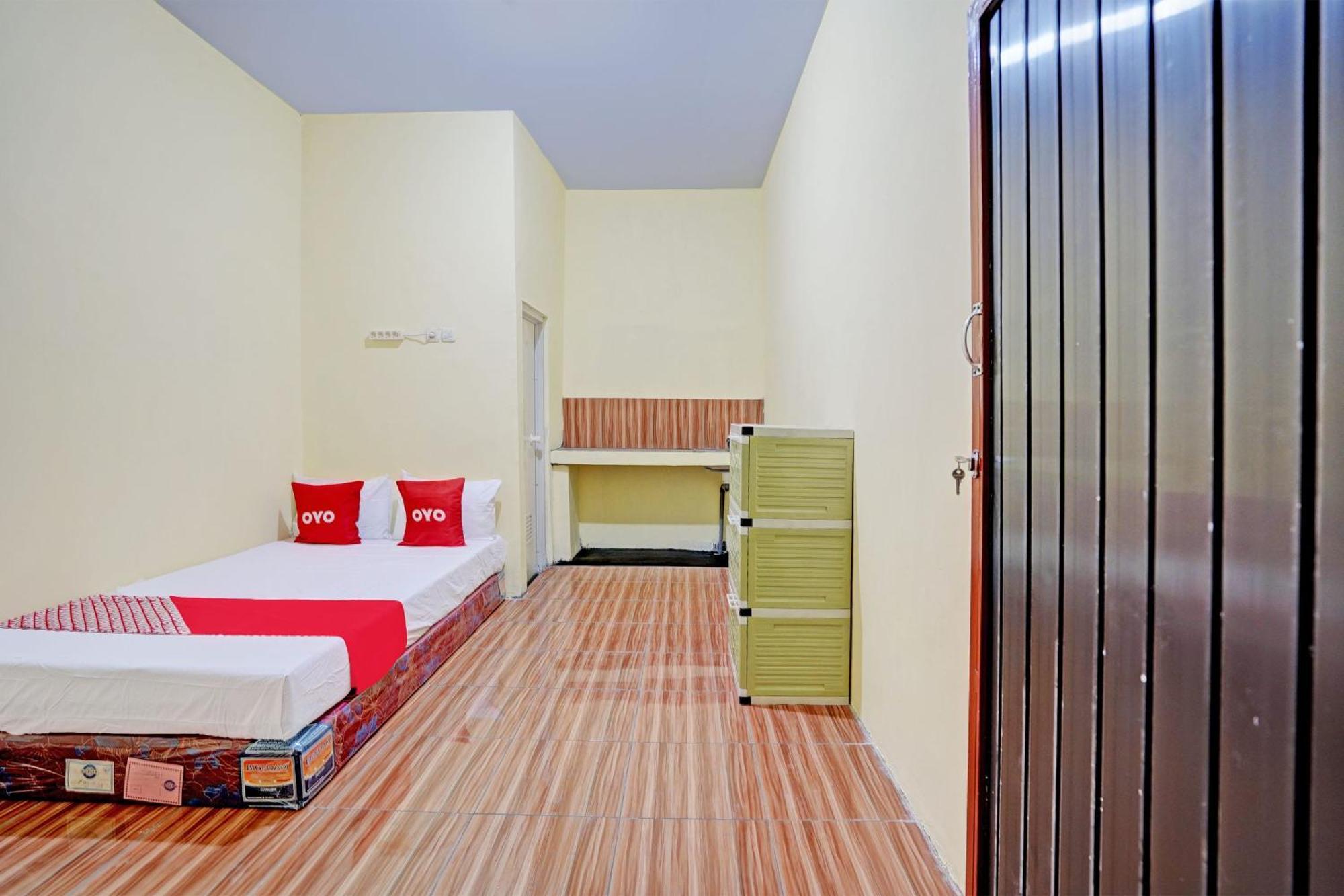 Oyo Life 92920 Rumah Kost Azca