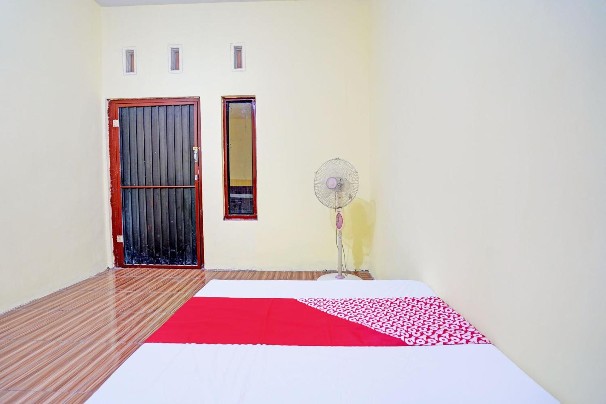 Oyo Life 92920 Rumah Kost Azca 2*