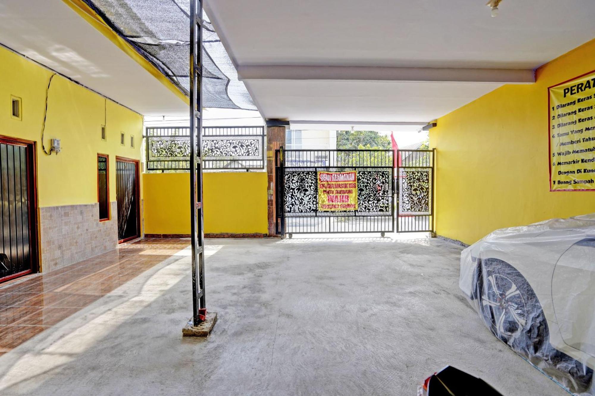 Oyo Life 92920 Rumah Kost Azca