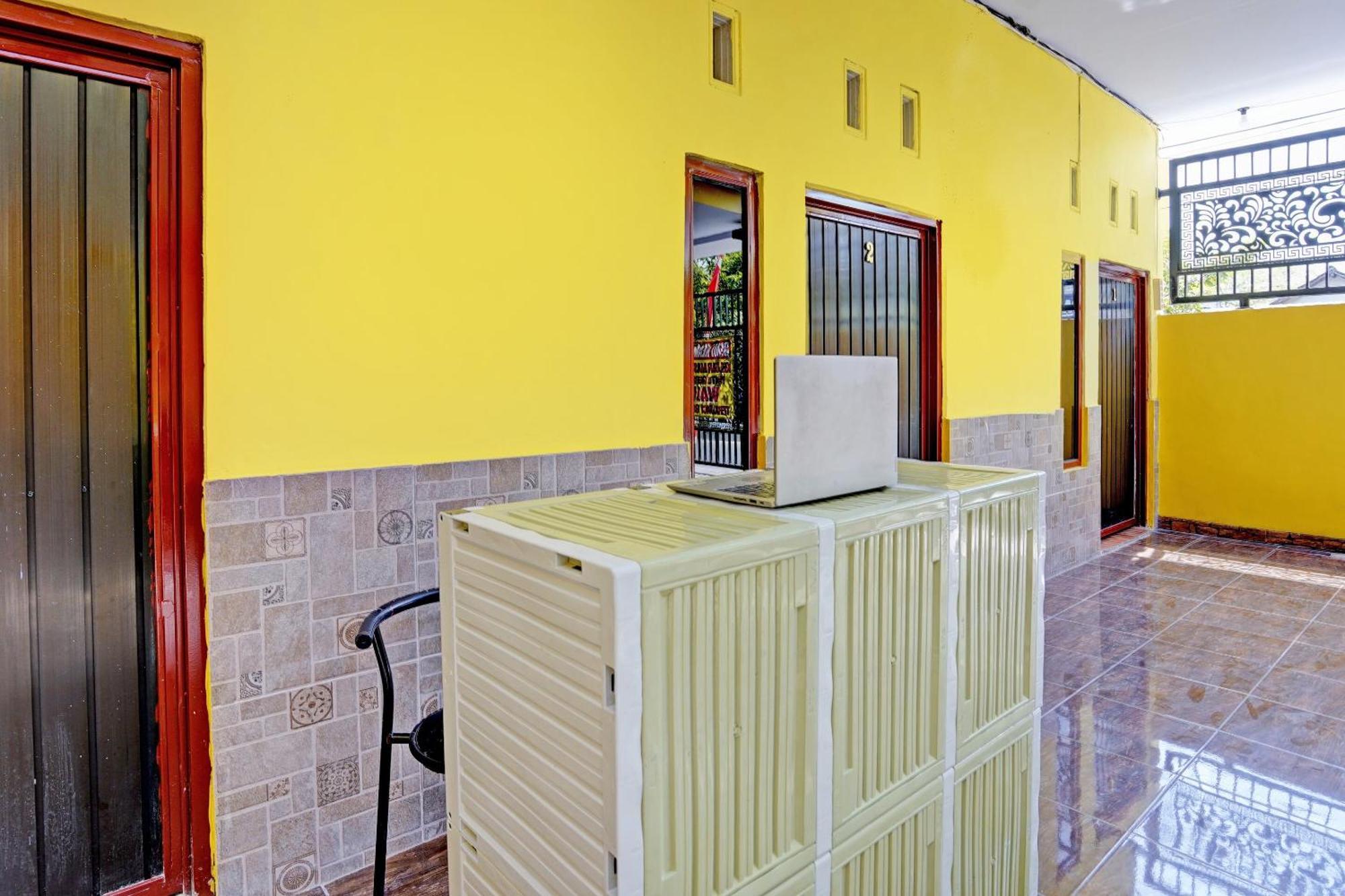 Hotel Oyo Life 92920 Rumah Kost Azca