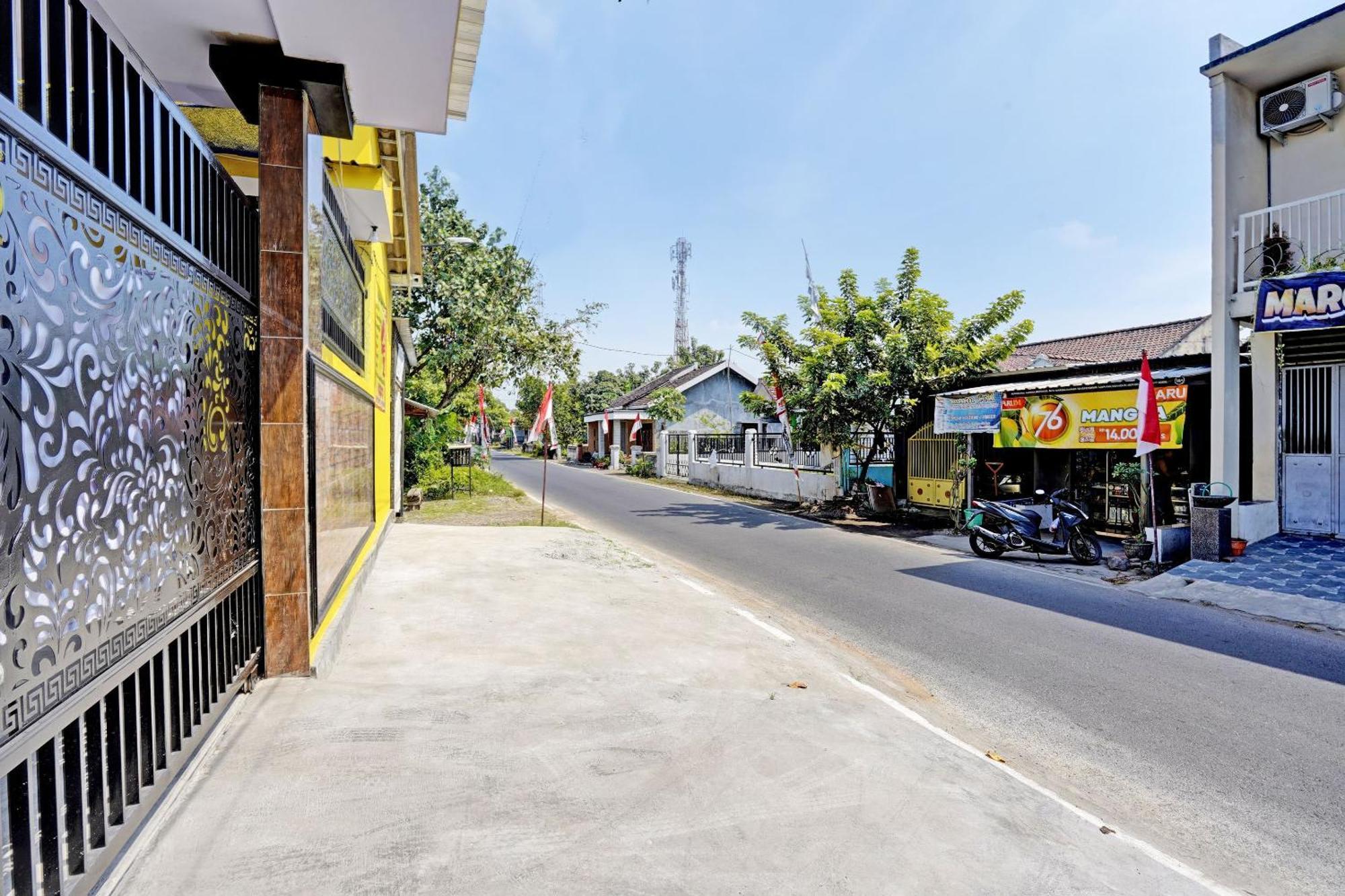 Oyo Life 92920 Rumah Kost Azca