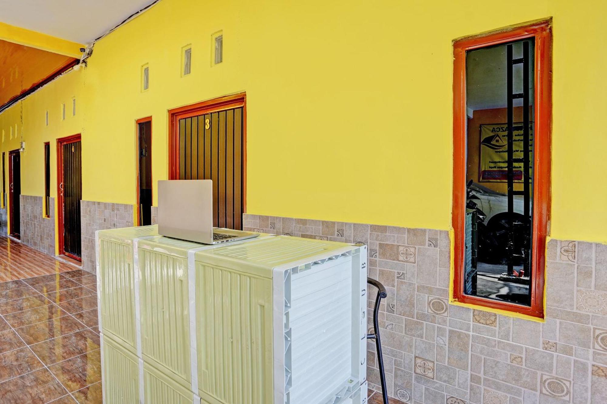 Hotel Oyo Life 92920 Rumah Kost Azca